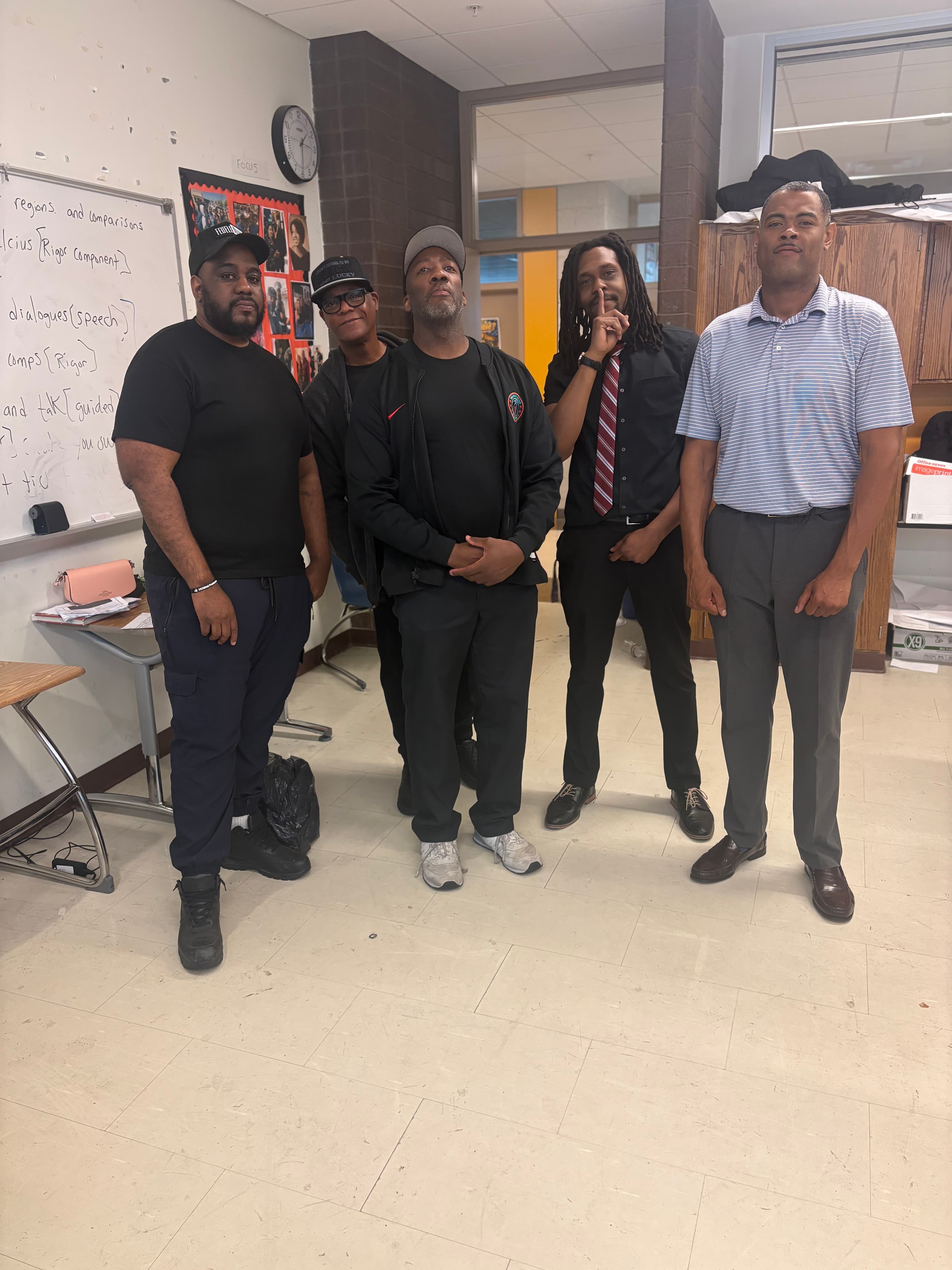 Kontroller Kulture team with school staff